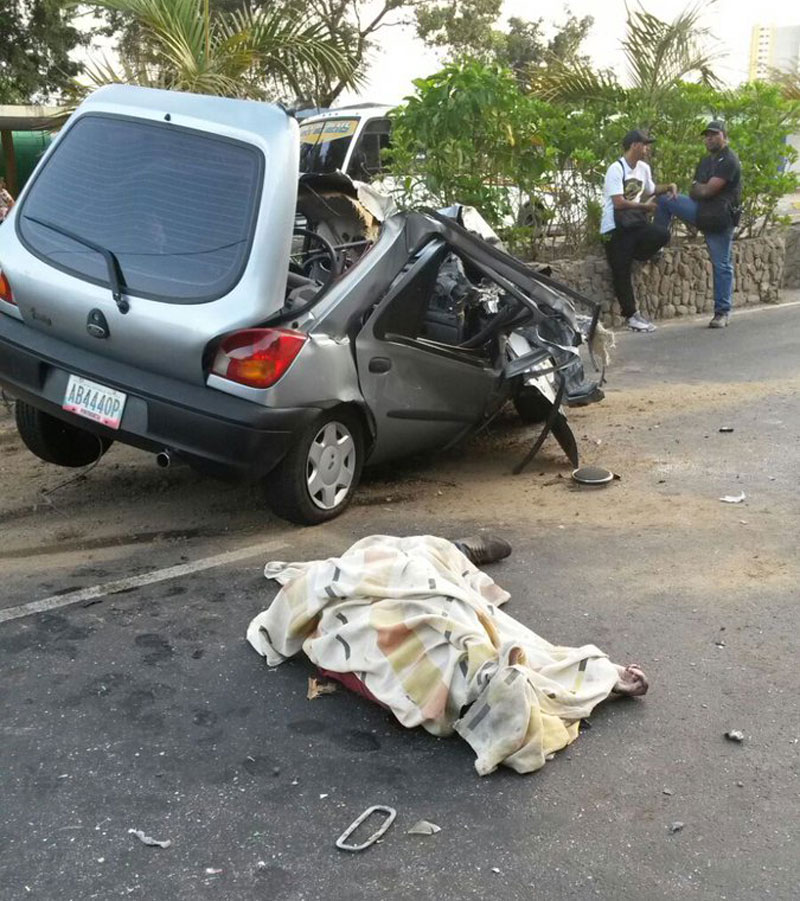Un muerto y un herido en choque de Ford Fiesta contra bus en Macuto