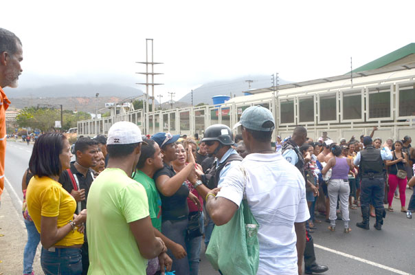 Consumidores trancaron la calle en Pdmercal Guaracarumbo para exigir comida