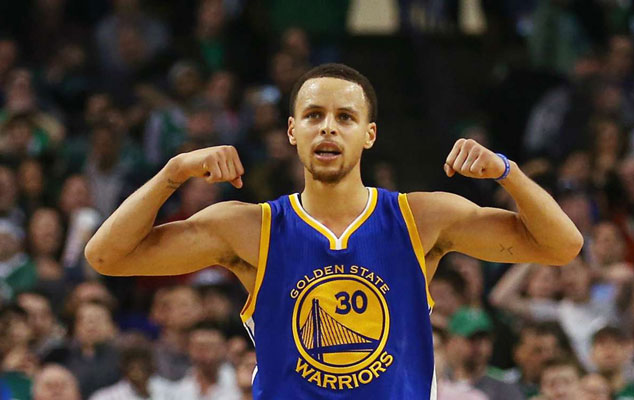 Stephen Curry impone récord de triples en victoria de Warriors