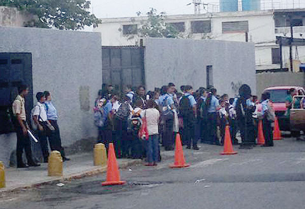 Estudiantes esperan desprotegidos que abran las puertas en el colegio Divina Providencia
