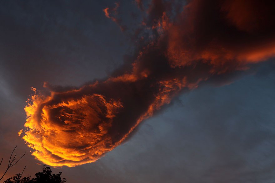 Una extraña formación de nubes aparece sobre Portugal y la llaman “La Mano De Dios”