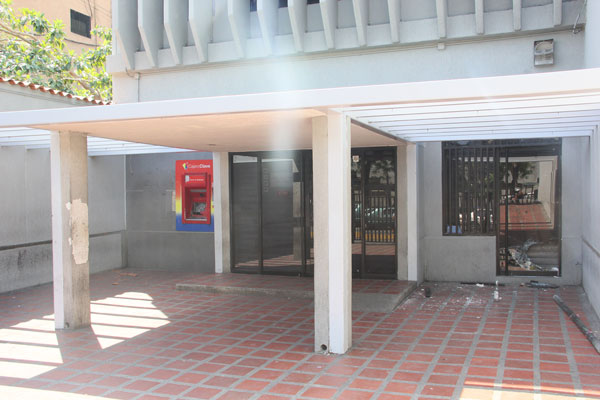 Azotes se llevaron dos plasmas del Banco Venezuela de Maiquetía