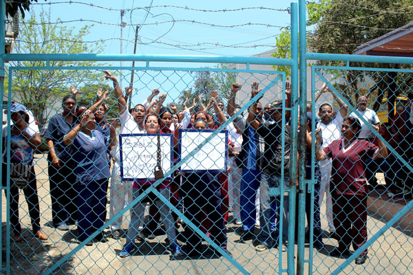 Trabajadores de hospital de Niños Excepcionales piden destitución del director