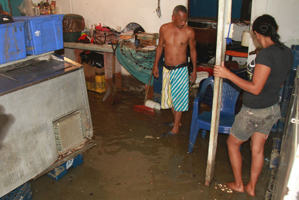 Se inundaron kioskos de Bahía La Marina