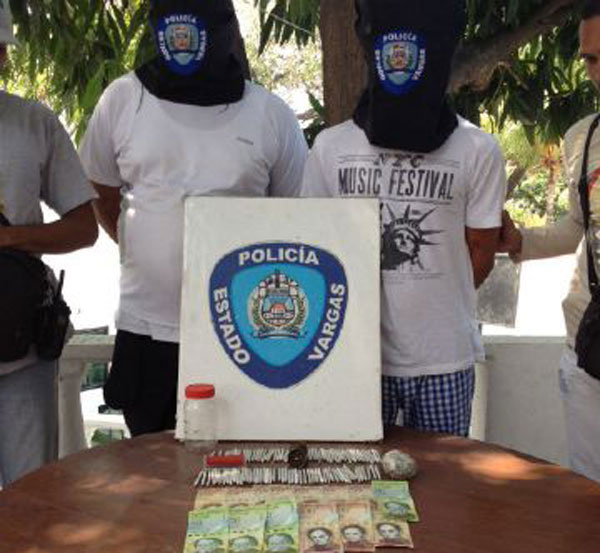 Capturados par de solicitados mientras vendían marihuana