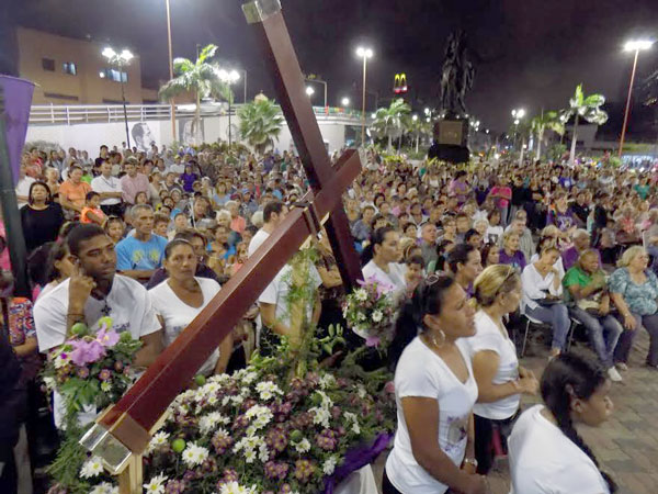 Varguenses despiden Cruz del Nazareno de San Pablo