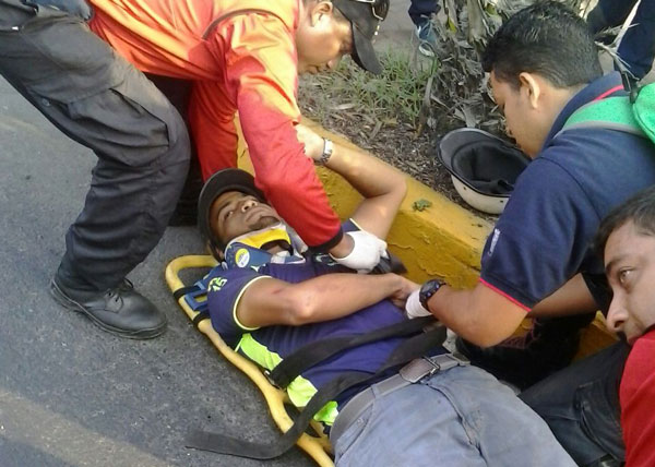 Polihatillo sufre traumatismo craneal al derrapar con su moto