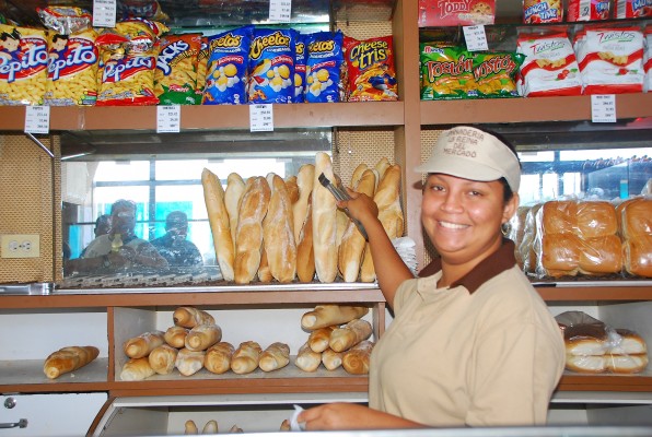 Panaderías entregan números para vender sobados y campesinos
