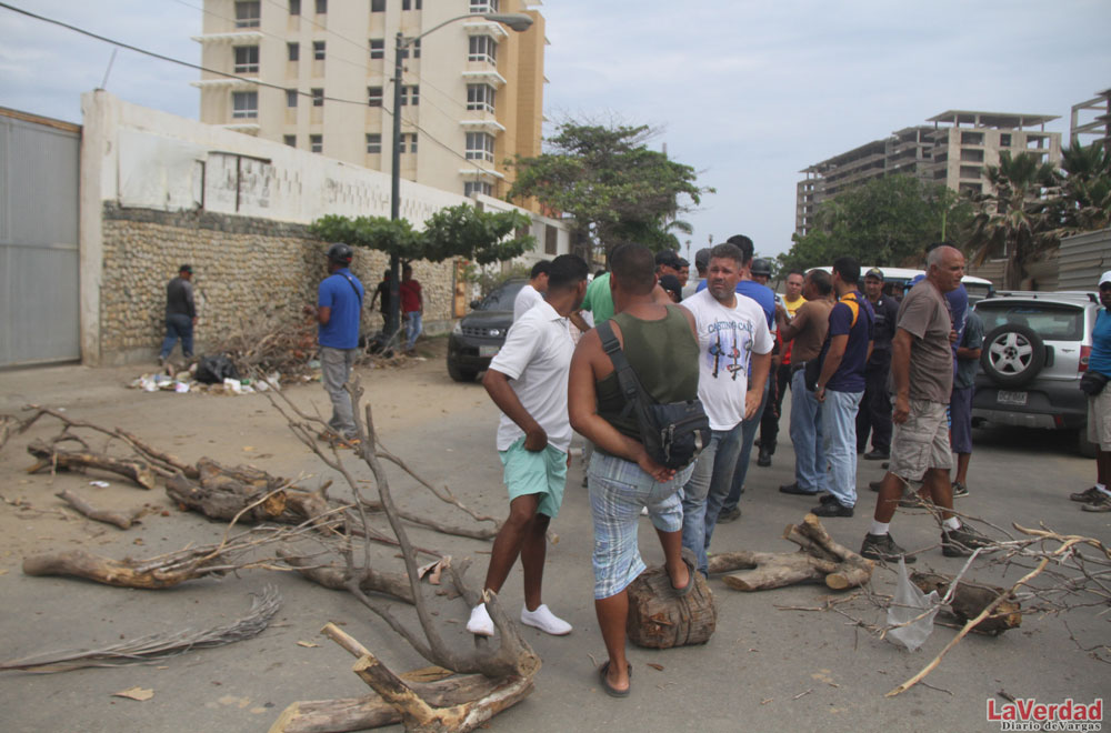 Trabajadores protestan por desalojo de la Marina de Caraballeda