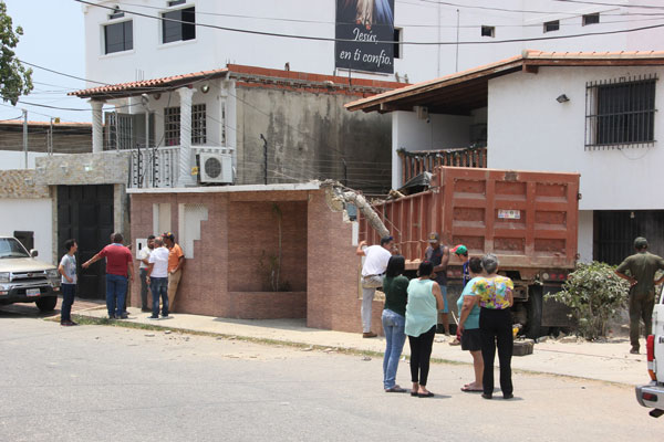 Camión sin frenos por poco causa una tragedia  en Guaracarumbo