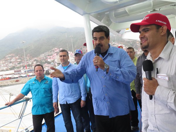Presidente Maduro recibió buque atunero en La Guaira