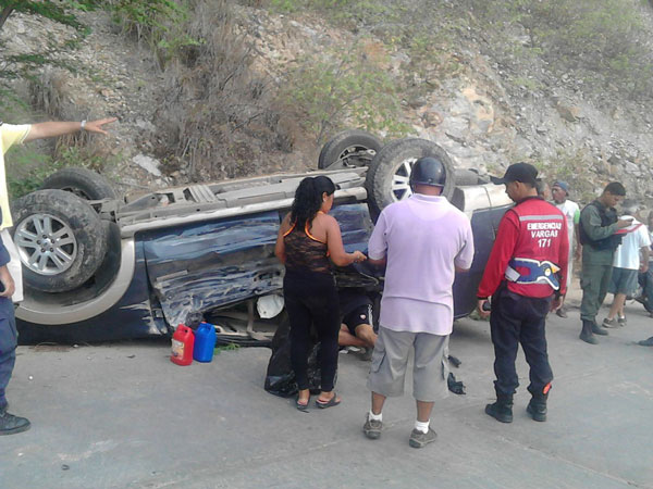 Cuatro heridos durante vuelco de camioneta en vía a Oricao