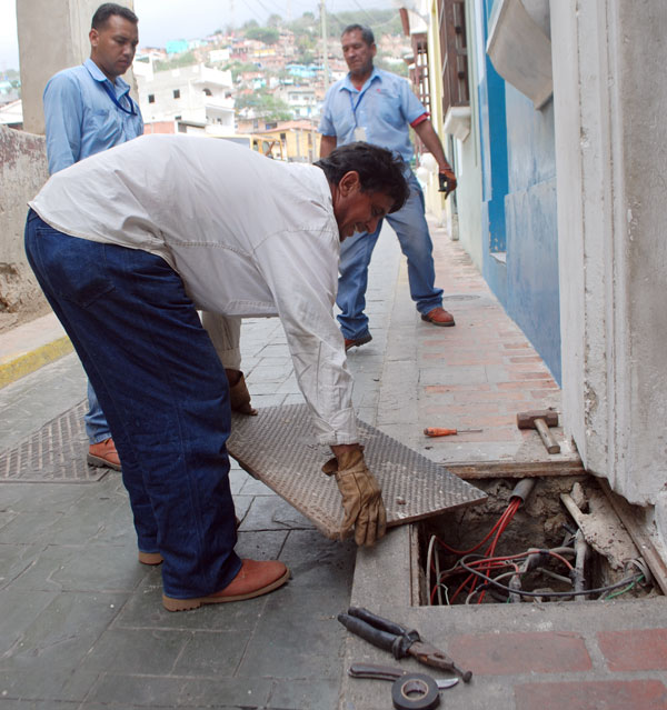 Reparan alumbrado público en tres parroquias