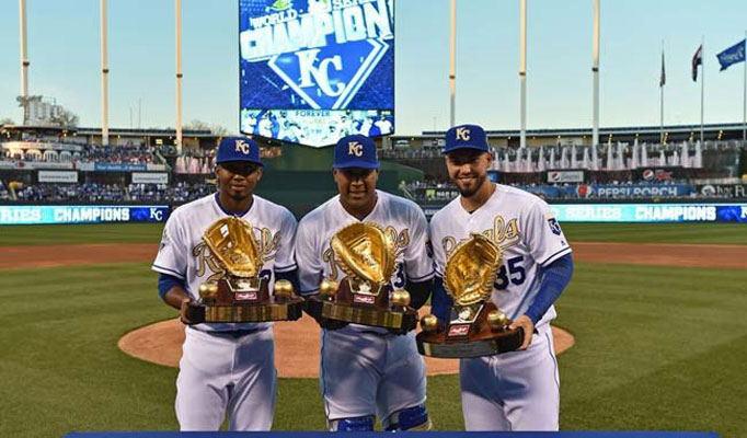 Alcides y Salvador recibieron sus guantes de oro