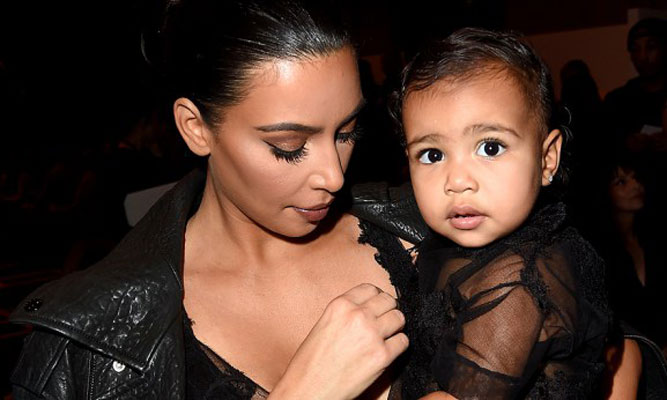 Kim Kardashian recibe críticas por no darse cuenta de la caída de su hija