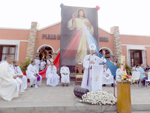 Monseñor Díaz ofició misa de sanación ante miles de feligreses