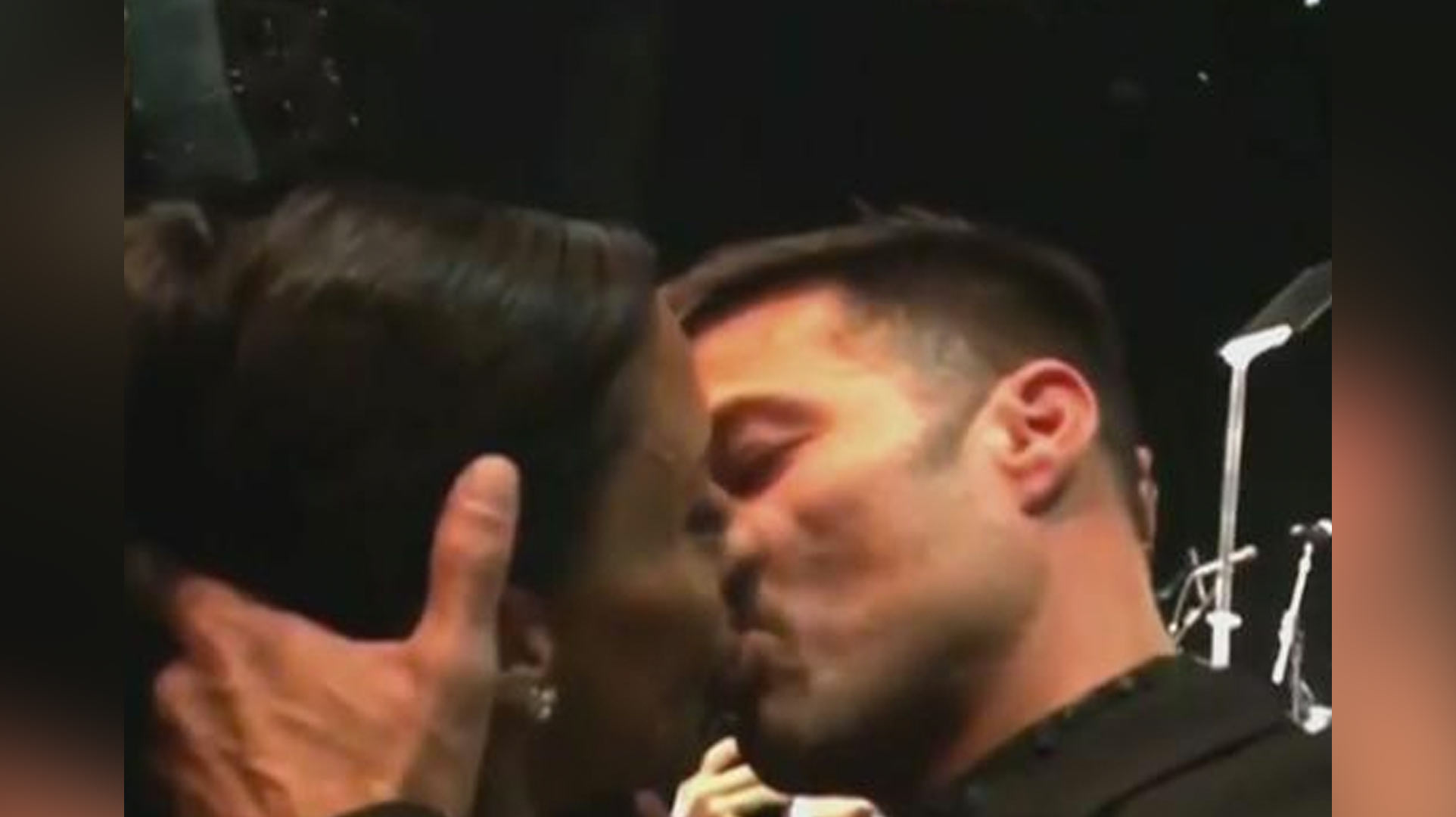 Un beso de Ricky Martin costó $90.000 (Vídeo)