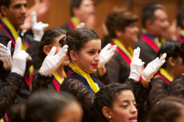 El Coro de Manos Blancas le pone señas a una obra sinfónico coral