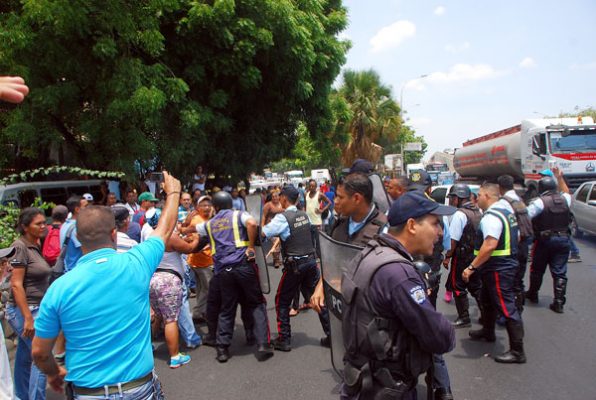 Dos detenidos deja protesta por comida en Maiquetía