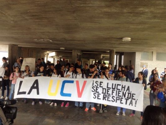 Estudiantes oficialistas y opositores marchan en Caracas