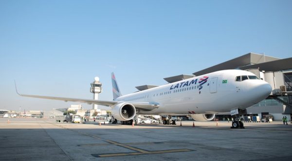 Aerolínea LATAM suspende sus vuelos a Venezuela