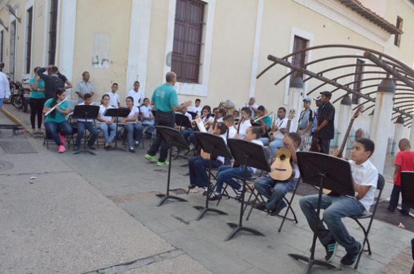 Orquesta típica y coro infantil rinden homenaje a las madres