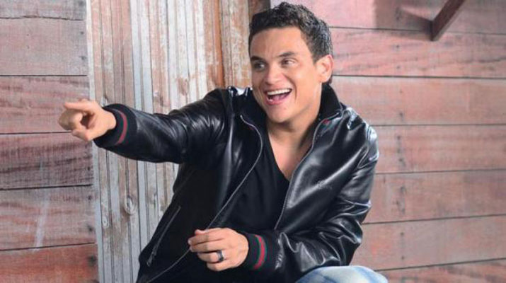 Se incendian las redes sociales con el beso gay entre Silvestre Dangond y otro cantante colombiano