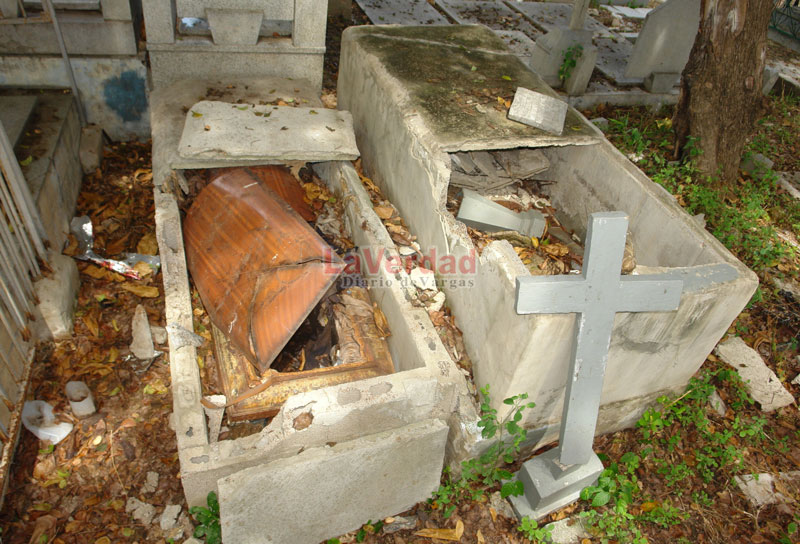Profanan más de seis tumbas en el cementerio de La Guaira
