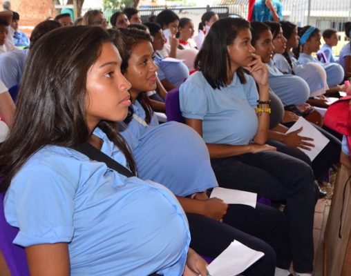 Juramentados 300 estudiantes como preventores del embarazo temprano