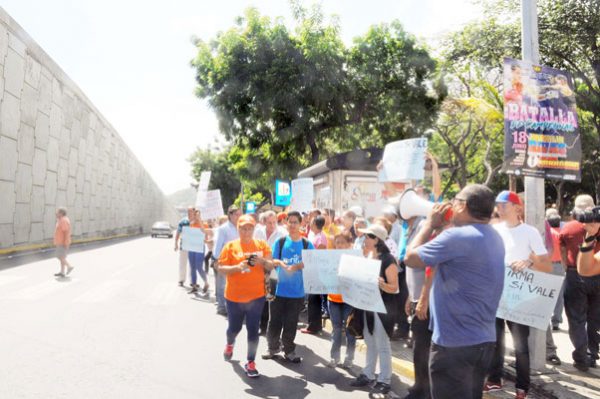 MUD Vargas toma las calles para exigir validación de firmas