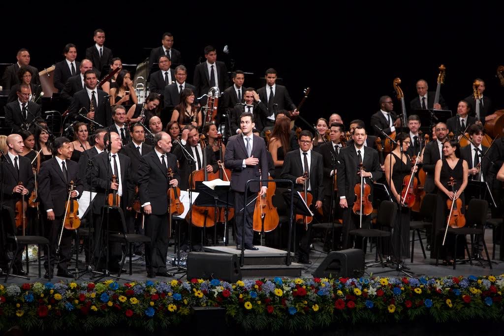 Con el grito de ¡Viva Venezuela! ovacionaron  a la Sinfónica Simón Bolívar en México
