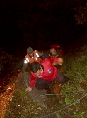 Dos heridos al caer vehículo al vacío en Cataure