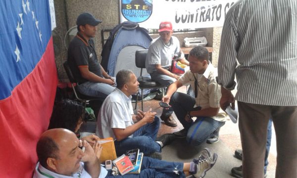 Trabajadores eléctricos en huelga de hambre por firma del contrato colectivo