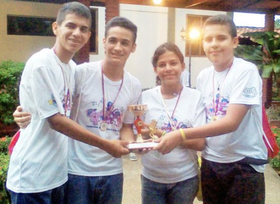 Vargas se titula en nacional para menores de dominó