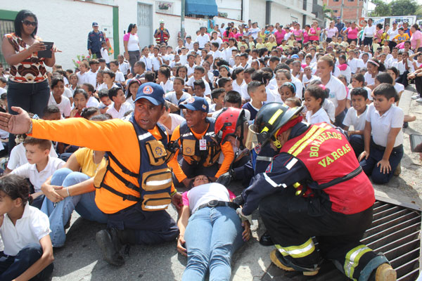Más de mil escolares participan en simulacro de sismo en La Guaicamacuto