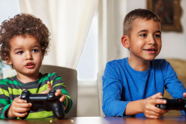 Limite los videojuegos a sus hijos