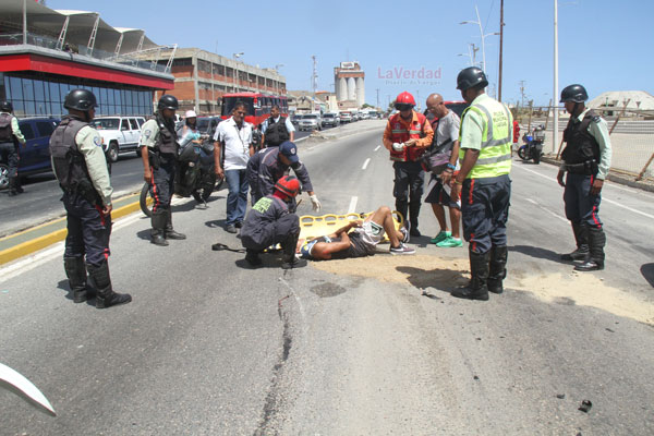 Padre e hijo derrapan en moto por bote de aceite en la Soublette