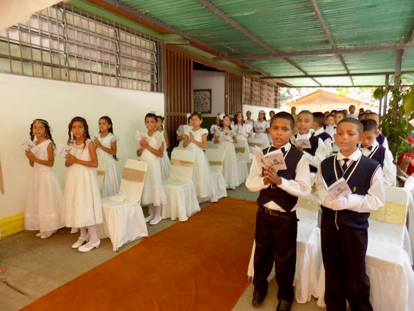 29 niños de Marapa reciben la Primera Comunión en sede prestada