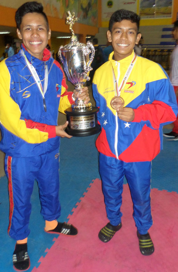 Varguenses destacaron en Suramericano de karate do en Colombia