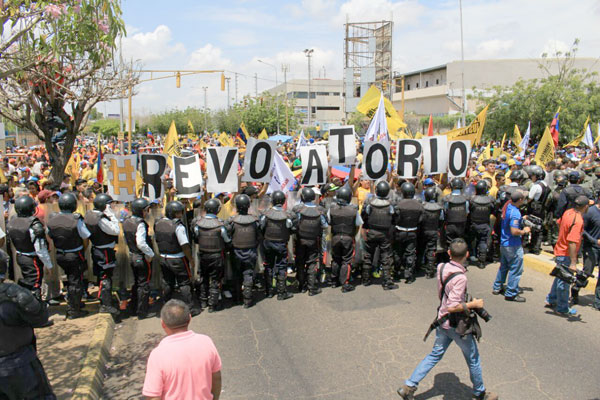 Piquetes de Policía Nacional y GNB impidieron movilización de opositores al CNE