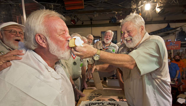 Varios hombres compiten por ser el ‘gemelo’ de Hemingway