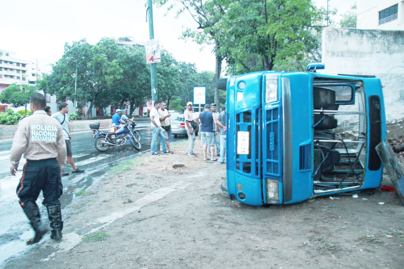 Vuelco de bus deja cinco heridos en Tanaguarena