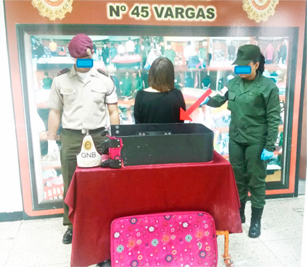 Jovencita intentó pasar maleta con casi tres kilos de coca a Santo Domingo