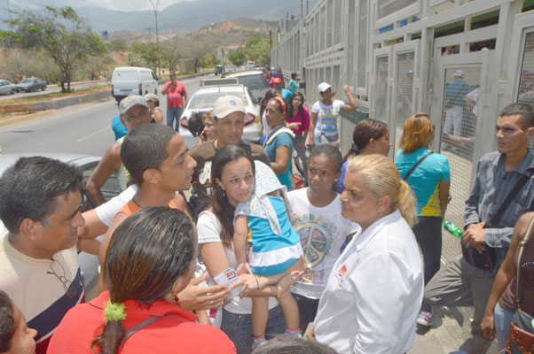 Varguenses piden aumentar número de bolsas a familias de cinco miembros