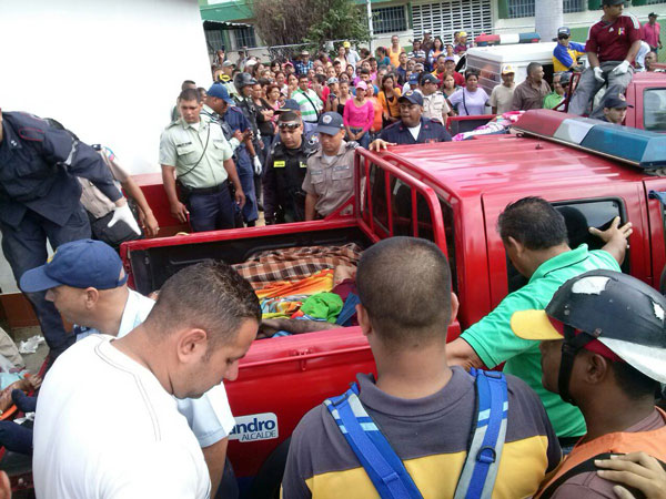 11 muertos y 14 heridos en vuelco de bus en Bolívar