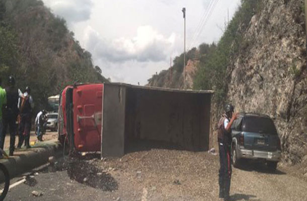 Camión cargado de piedras pierde los frenos y vuelca en la autopista