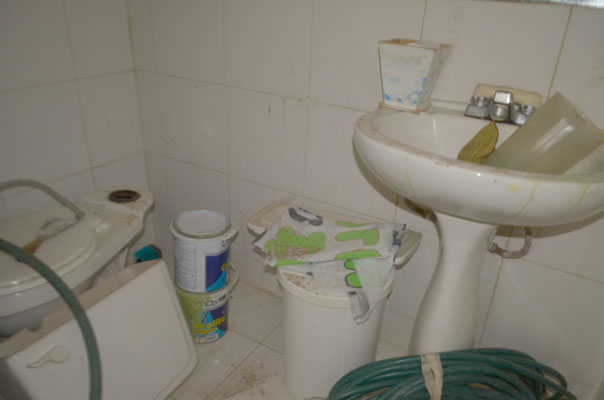 En el Betty de Herrera reciben clases media jornada por falta de baño