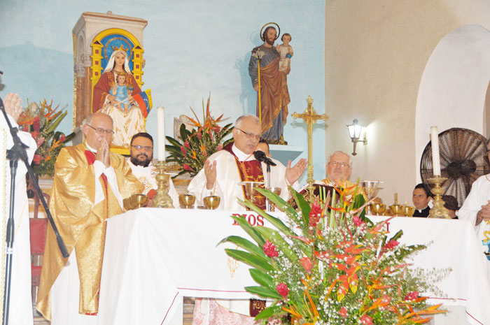 Cardenal Porras celebra primera misa en Vargas