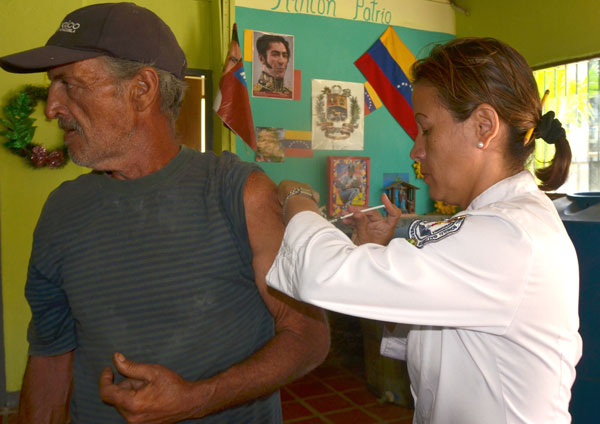 Más de 200 beneficiados lleva jornada de vacunación en Playa Verde