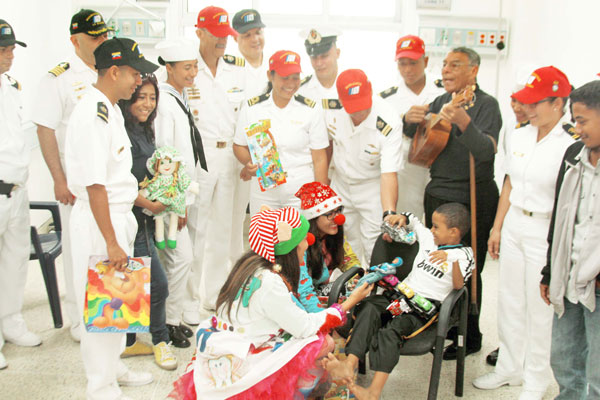 Guardacostas llevan alegría a niños hospitalizados